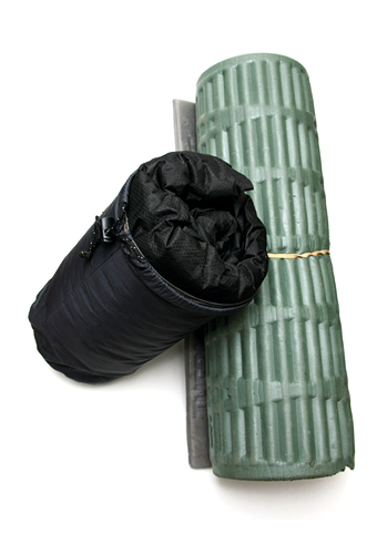 Selbstaufblasbare Matten oder Luftmatratzen: Bequem, aber schwer und empfindlich. Schaumstoffisomatten: Unkaputtbar, dafür bieten sie etwas weniger Komfort.