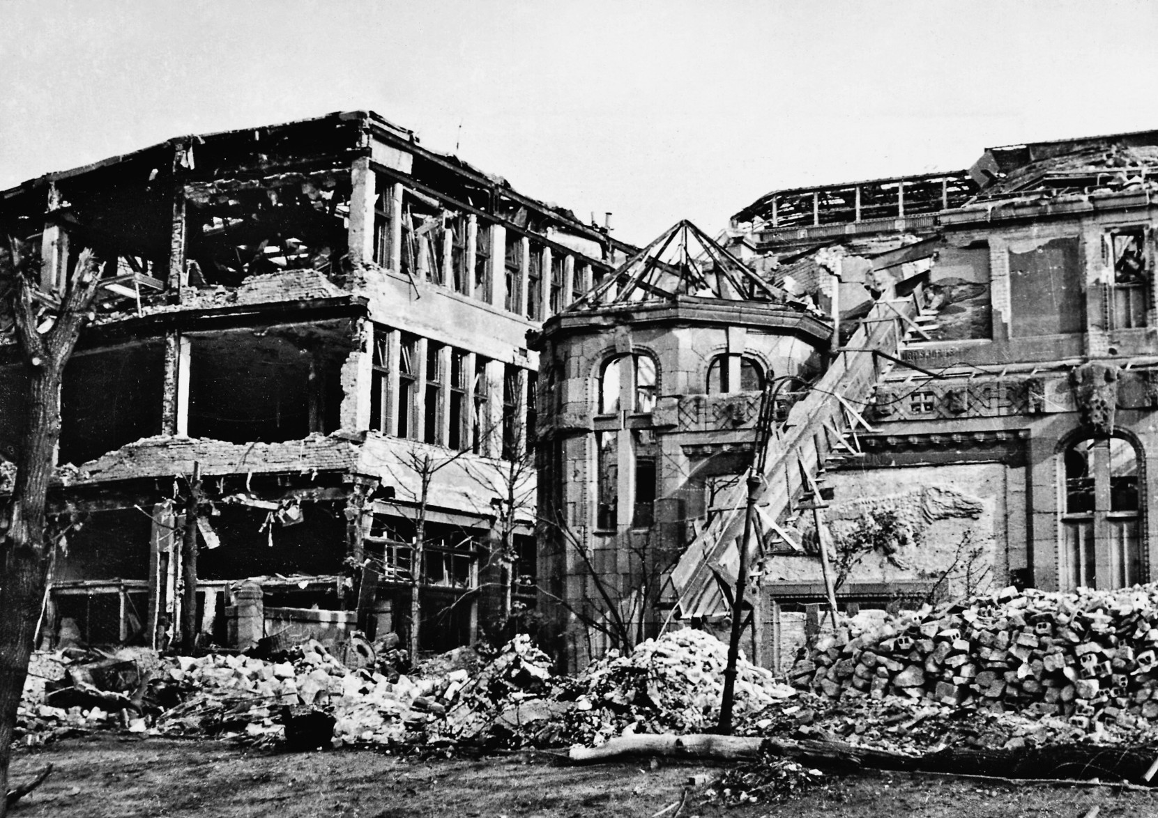 1_Aqua Ruine mit Schüttrutsche 1944_Heinroth
