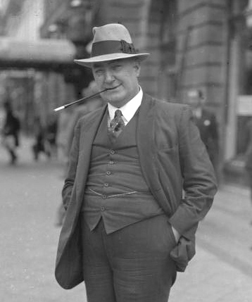 Edgar Wallace (1928 Edgar Wallace vor einem Hotel (ca. 1928)