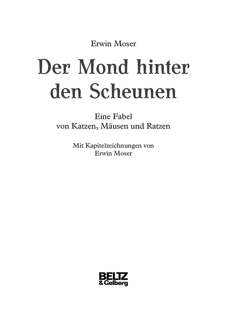 Der Mond hinter den Scheunen
