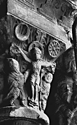 ABB. II: Crucifixus am occitanischen Kreuz mit Sonne und Mond, unterm Widder-Zeichen. Kapitäl im Kreuzgang der Kathedrale von Tarragona, Spanien.