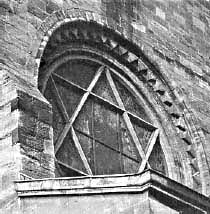 ABB. X: Süd-Rosette mit Salomonsstern (Maßwerk aus Eichenholz) und ’Christus Triumphans’. (Baseler Münster).