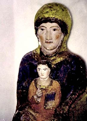 ABB. XXX: Diese «Maria mit Kind» ist in Wirklichkeit ein Ritter mit Kettenhaube: Auf seinem Schoß sitzt Sophia, mit ’Johannes-Geste’, und mit dem Geschlossenen Buch der Esoterik im Arm1 (Drôme Provençale).